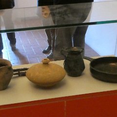 P1180416   Padella in bronzo, brocca in bronzo, vaso a trottola in ceramica, brocchetta in ceramica, due lame di coltelli in ferro.